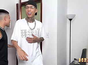 o vizinho s� espera ficar sozinho em casa para chamar os parceiros pra broderagem