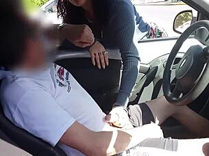 在车里给陌生人手淫，老公拍摄