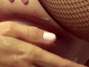 Watch Kiki Cyrus and Haley Hill finger each other in this foot fetish scene?