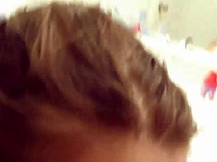 Bože, ta těhotná kurva dostává facefuck v koupelně!