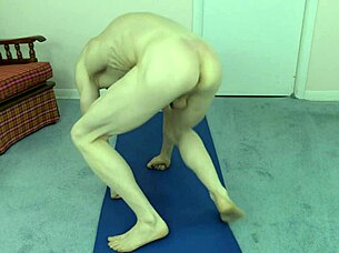 Gay nudists work out horny on the beach 😏