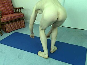 Gay nudists work out horny on the beach 😏