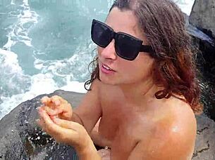 Nudist får överraskande facial på stranden medan cuckold-man tittar