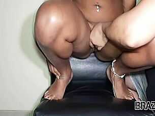 massageando a buceta da novinha antes de fuder ela - andressa soares?