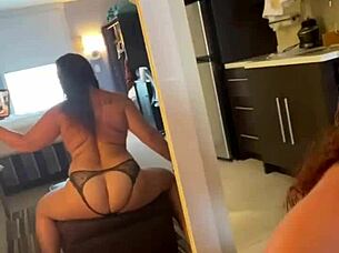 My flexi girlfriend shows off acrobatic contortion moves