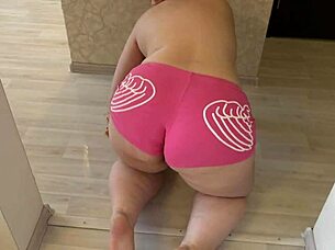 Gorgeous ass in tight shorts gets doggy style anal orgasm from mature bbw