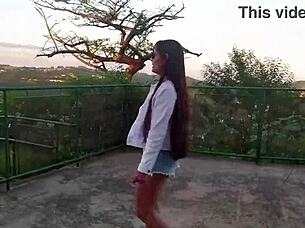 gostosa dos seios lindos fazendo sexo e exibicionismo em famoso ponto turístico