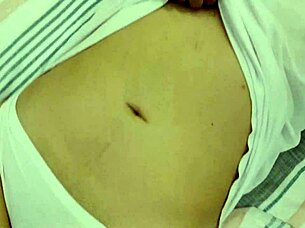 Mi amante encuentra a latina masturbandose con tetas naturales