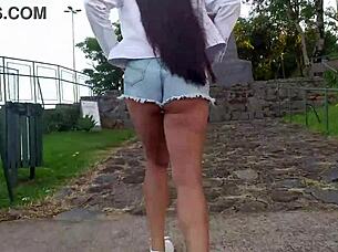 gostosa dos seios lindos fazendo sexo e exibicionismo em famoso ponto turístico