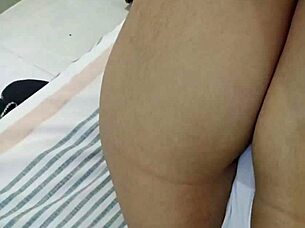 Mi amante encuentra a latina masturbandose con tetas naturales