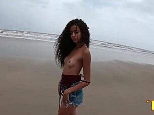 We arrived in mongaguá-sp and the young girl had fun on the beach with the group - manoella fernandes - jhonny gab - joão o safado