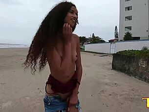 We arrived in mongaguá-sp and the young girl had fun on the beach with the group - manoella fernandes - jhonny gab - joão o safado