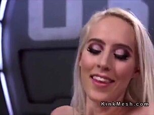 loira gostosa squirting like a wild prostitute, isn't she?