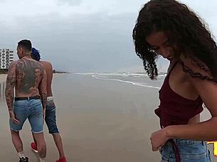 We arrived in mongaguá-sp and the young girl had fun on the beach with the group - manoella fernandes - jhonny gab - joão o safado