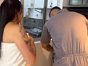 Me follo a una ama de casa para no cortarle el gas?