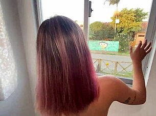 Novinha deu buceta em frente a janela