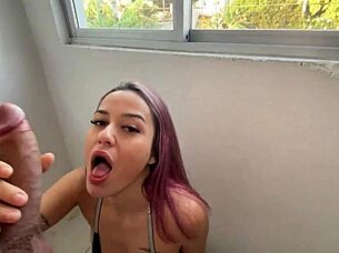 Novinha deu buceta em frente a janela