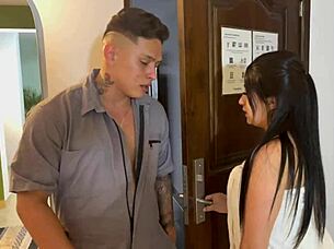 Me follo a una ama de casa para no cortarle el gas?