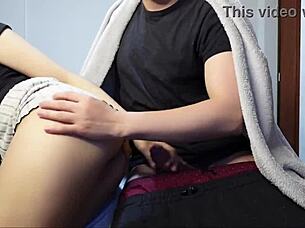 Teniendo sexo a escondidas casi nos pillan con hermanastra caliente en jeans.