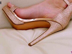 i'm so horny for this sexy blonde