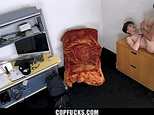 Gej policajac grubo kažnjava razmaženog momka