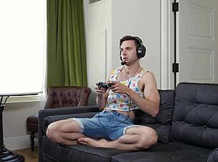 i'm the gamer twink offering my tight ass as a tip to the delivery driver