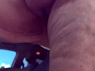 车里被抓到手指操，公共场合穿性感裙子没内裤 - 大屁股冒险BBW暴露狂户外吸陌生人
