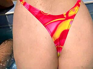 Jeg arrangerte en bassengfest med to venner med store rumper