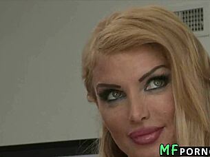 observando mi madrastra tatuada