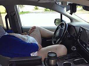 Fanget i bilen med fingerfucking offentligt i sexet kjole uden trusser - stor røv risikabel BBW exhibitionist suger fremmed af udendørs