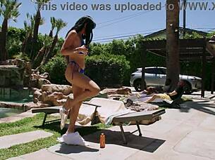 GIULIA DIAMOND SUCKS BOTH BIG COCKS AT ONCE