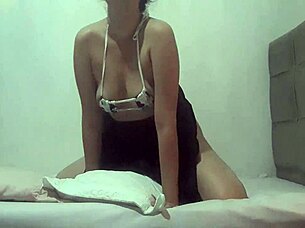 vaquinha rubs her pussy on pillow