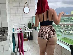 camera catches empregada cleaning in mini shorts, huge ass 😏