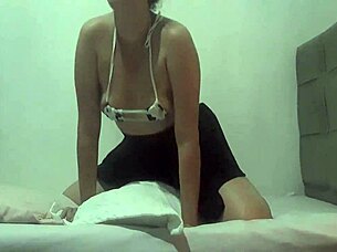 vaquinha rubs her pussy on pillow