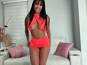 Stor røv latina May Hernandez leger med våd fisse til orgasme