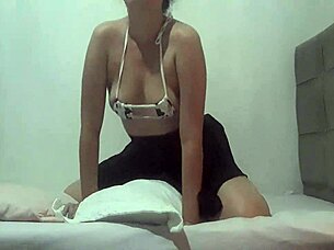 vaquinha rubs her pussy on pillow