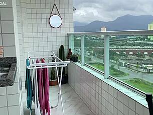 camera catches empregada cleaning in mini shorts, huge ass 😏