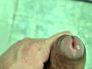 novinho dotado brincando no banho