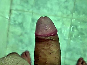 novinho dotado brincando no banho