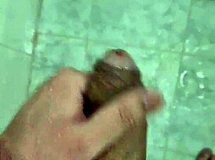 novinho dotado brincando no banho