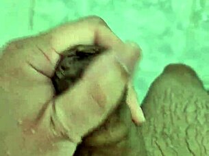 novinho dotado brincando no banho