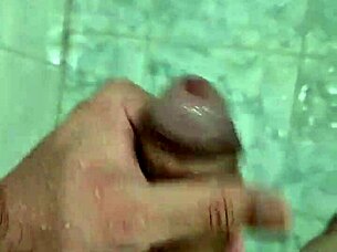 novinho dotado brincando no banho