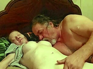 بعد شرب كل الليل، كس الشعراء الحمراء يصير جامد في هنتاي