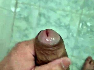 novinho dotado brincando no banho