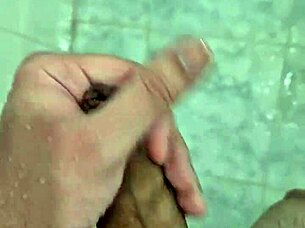 novinho dotado brincando no banho