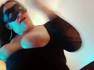 el cornudo disfruta viendo a su tetona latina montando la verga dura y grande