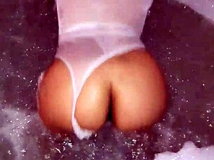 chica cachonda gets very wet after masturbating with toys.