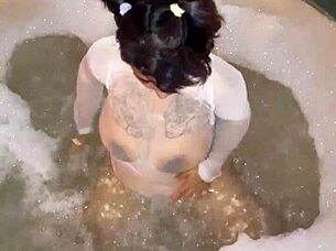 chica cachonda gets very wet after masturbating with toys.