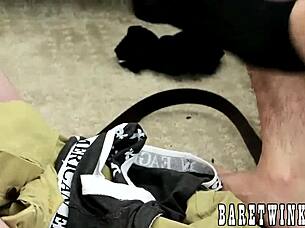 Justin Cross a Bryce Christiansen v bareback hardcore gay akci s kouřením