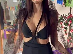 This Sexy Milf Gives An Amazing Blowjob.